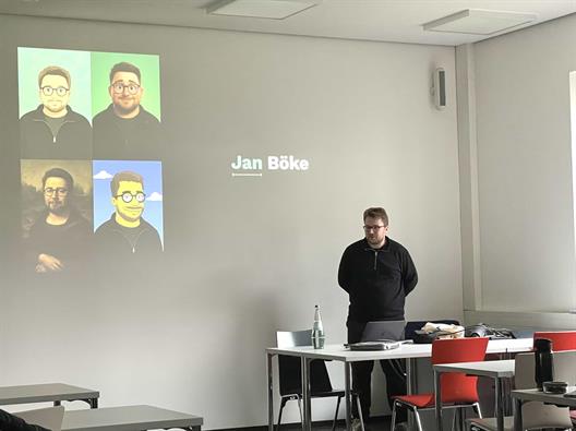 Am 2. Dezember 2025 tauchte Jan Böke unter dem Titel „Digital Product Design – From Chaos to System“ tief in die Welt des Webdesigns unter den Bedingungen einer VUKA-geprägten Welt (VUKA = Volatilität, Unsicherheit, Komplexität und Ambiguität).